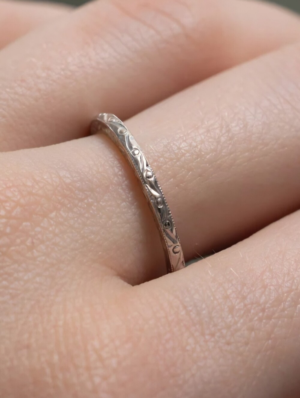 14k Vintage Engraved Band Ring - White Gold Scrollwork Band Size 7.5